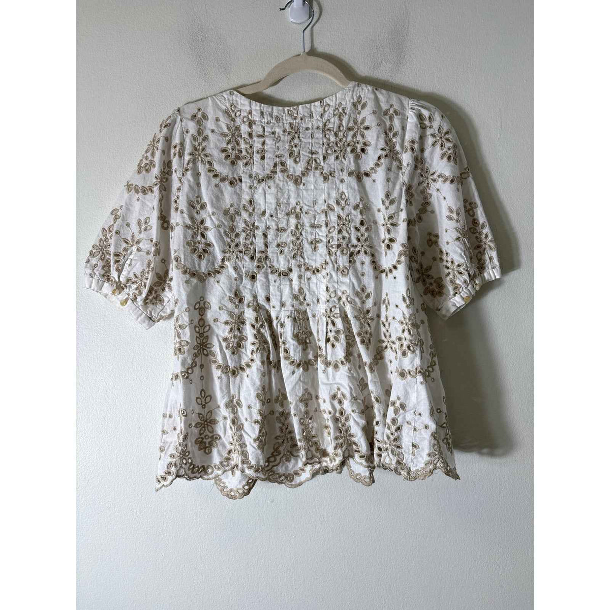 Feather and Bone Off White Tan Eyelet Half Sleeve Button Up V-Neck Shirt Sz 6