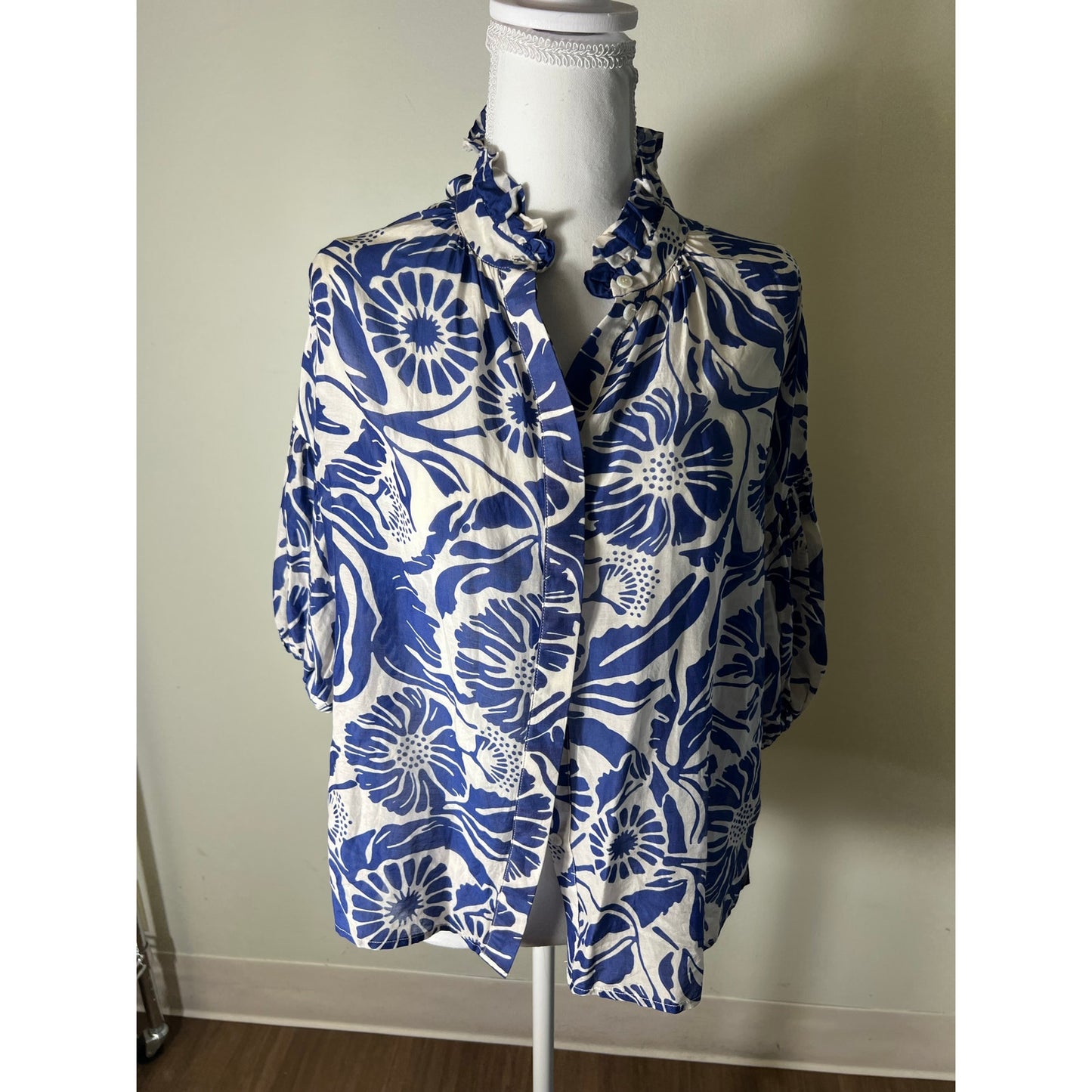 Psophia Blue and White Floral Short Puff Sleeve Button Up Top Sz S