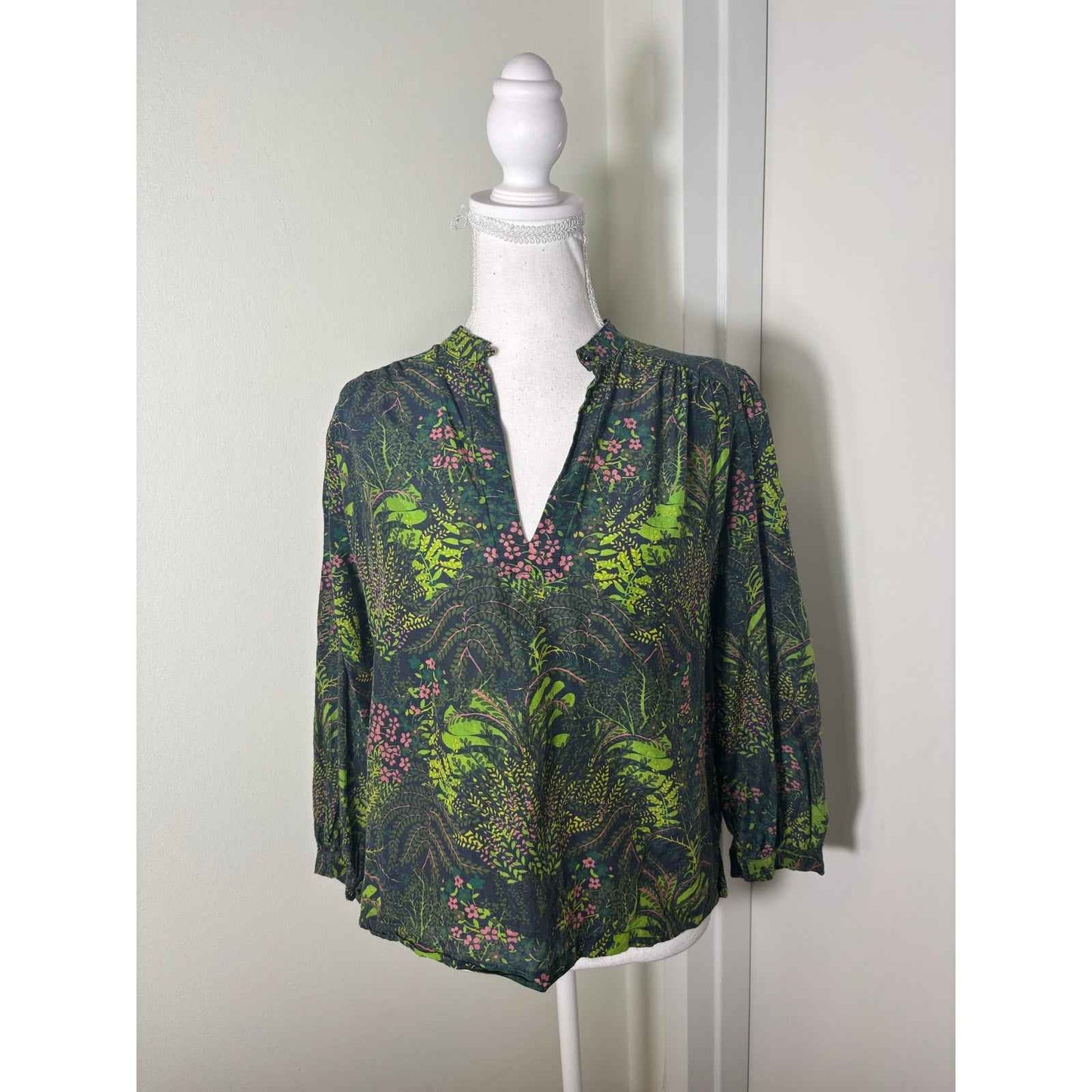 Trovata Birds of Paradise Green Floral Long Sleeve V-Neck Shirt Sz XS