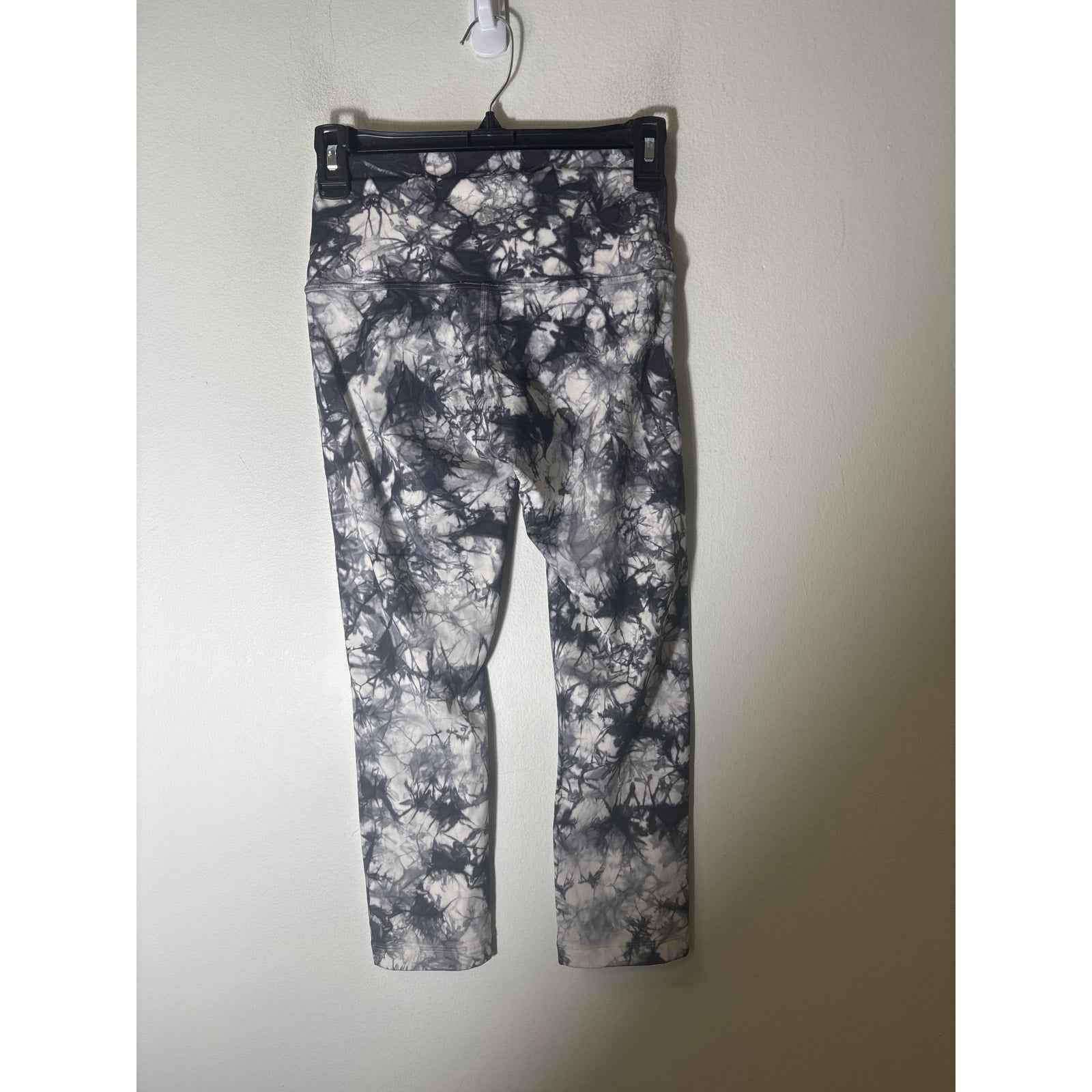 Lululemon Gray White Print Athletic Leggings Sz 2