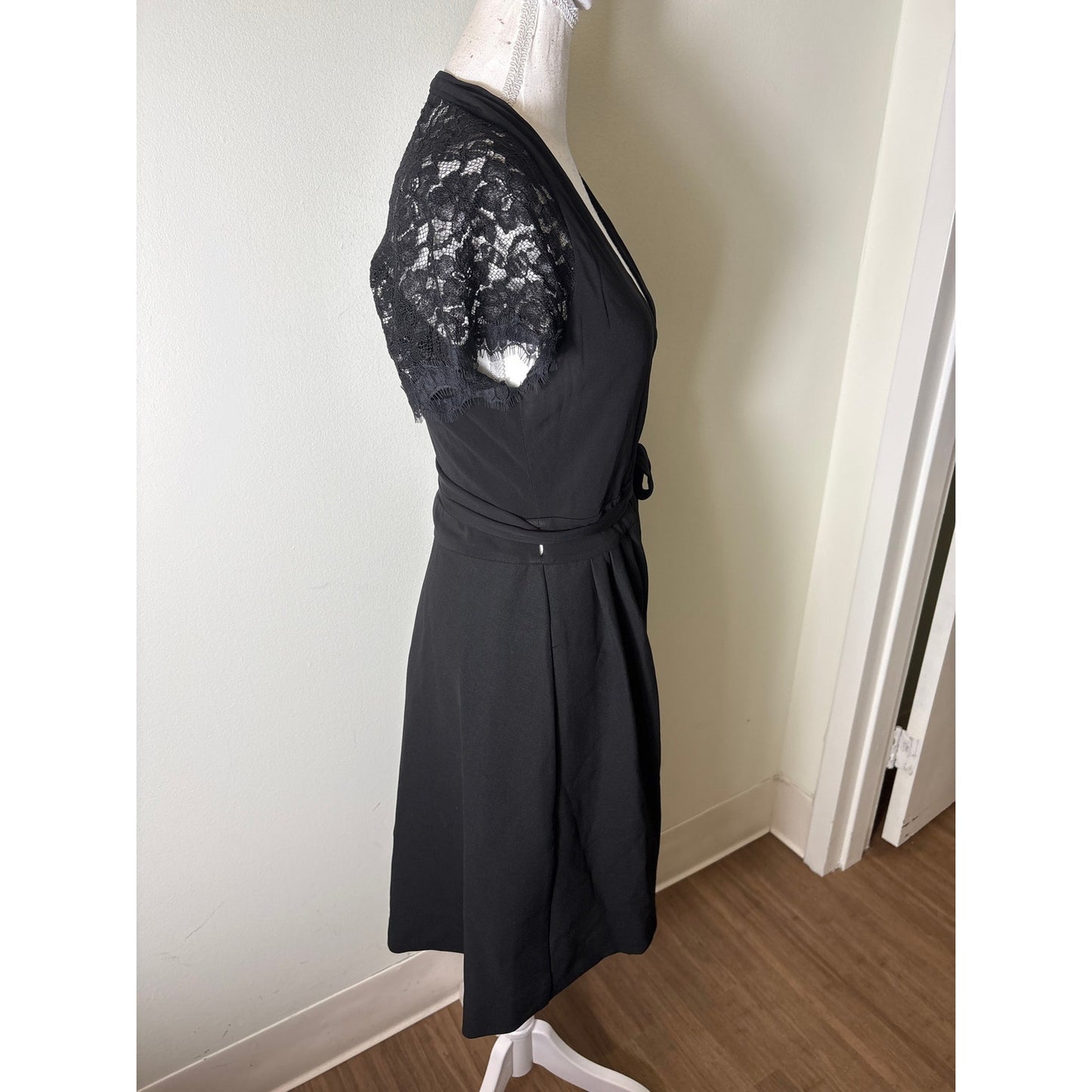 Diane VonFurstenberg Black With Lace Short Sleeve Wrap Dress Sz 8