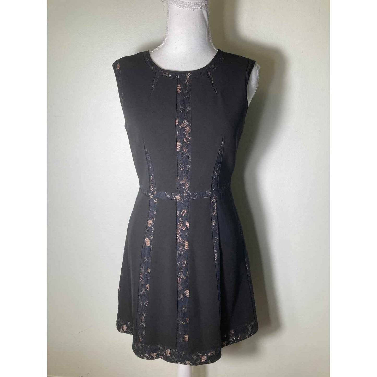 BCBG Maxazaria Black Lace Sleeveless Knee Length Special Occasion Dress Sz 2