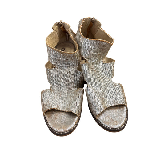 Casta Gold Woven Block Sandals Sz 10