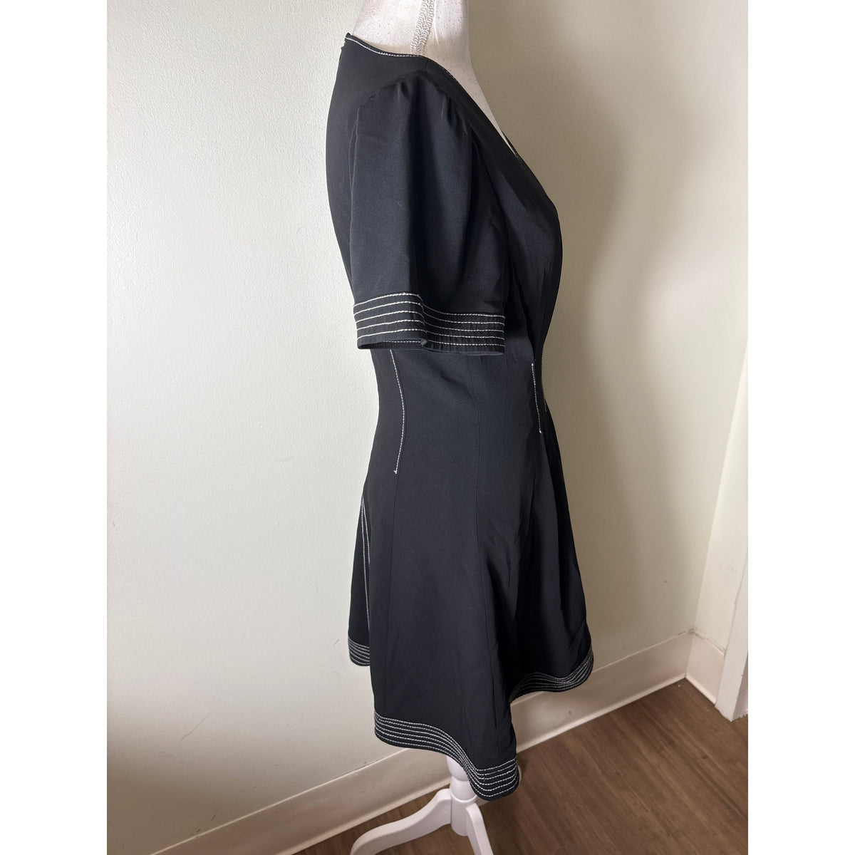 Cinq a Sept Black Short Sleeve V-Neck Knee Length Dress Sz 2