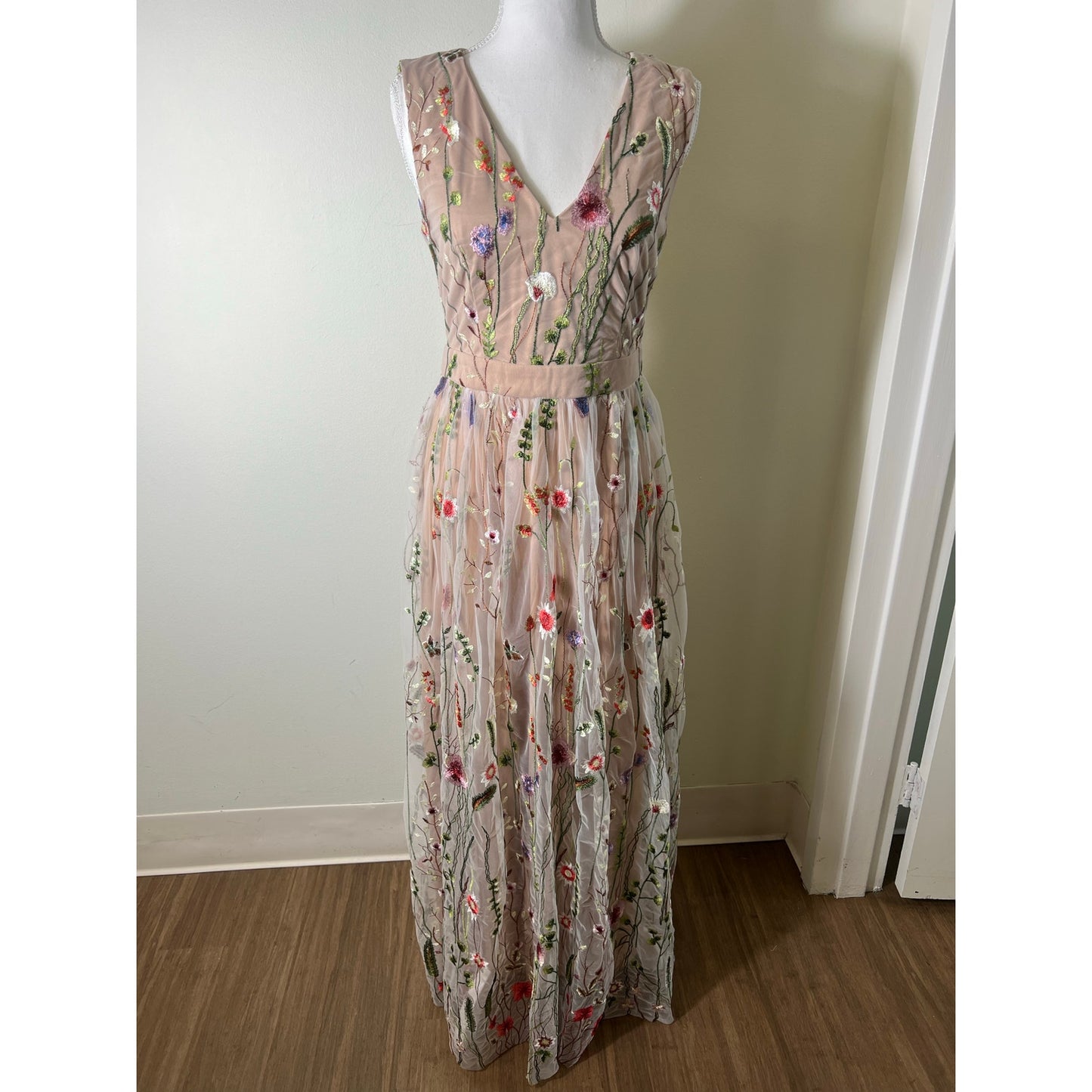 Choklate Paris Nude Toned Embroidered Floral Long Sleeveless V Neck Gown Sz 2