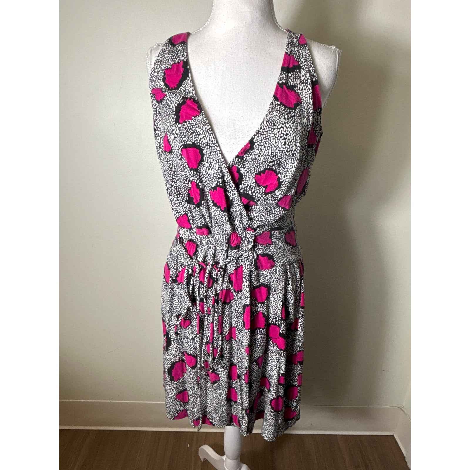 Diane Von Furstenberg Black Fushia Sleeveless Faux Wrap Above the Knee Dress Sz 6