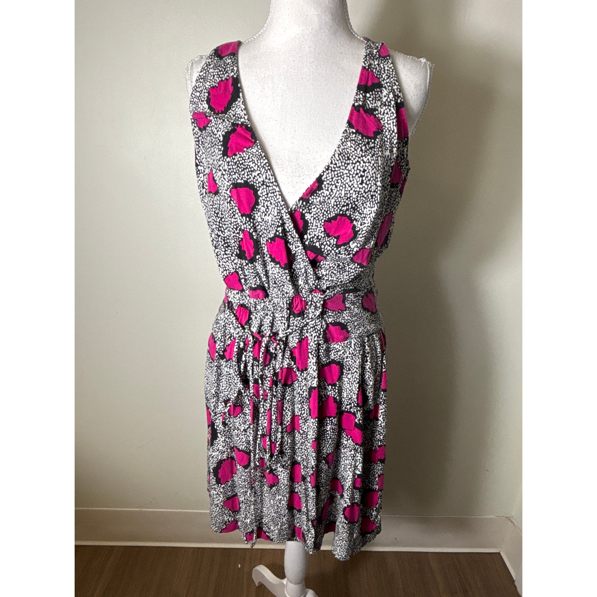 Diane Von Furstenberg Black Fushia Sleeveless Faux Wrap Above the Knee Dress Sz 6