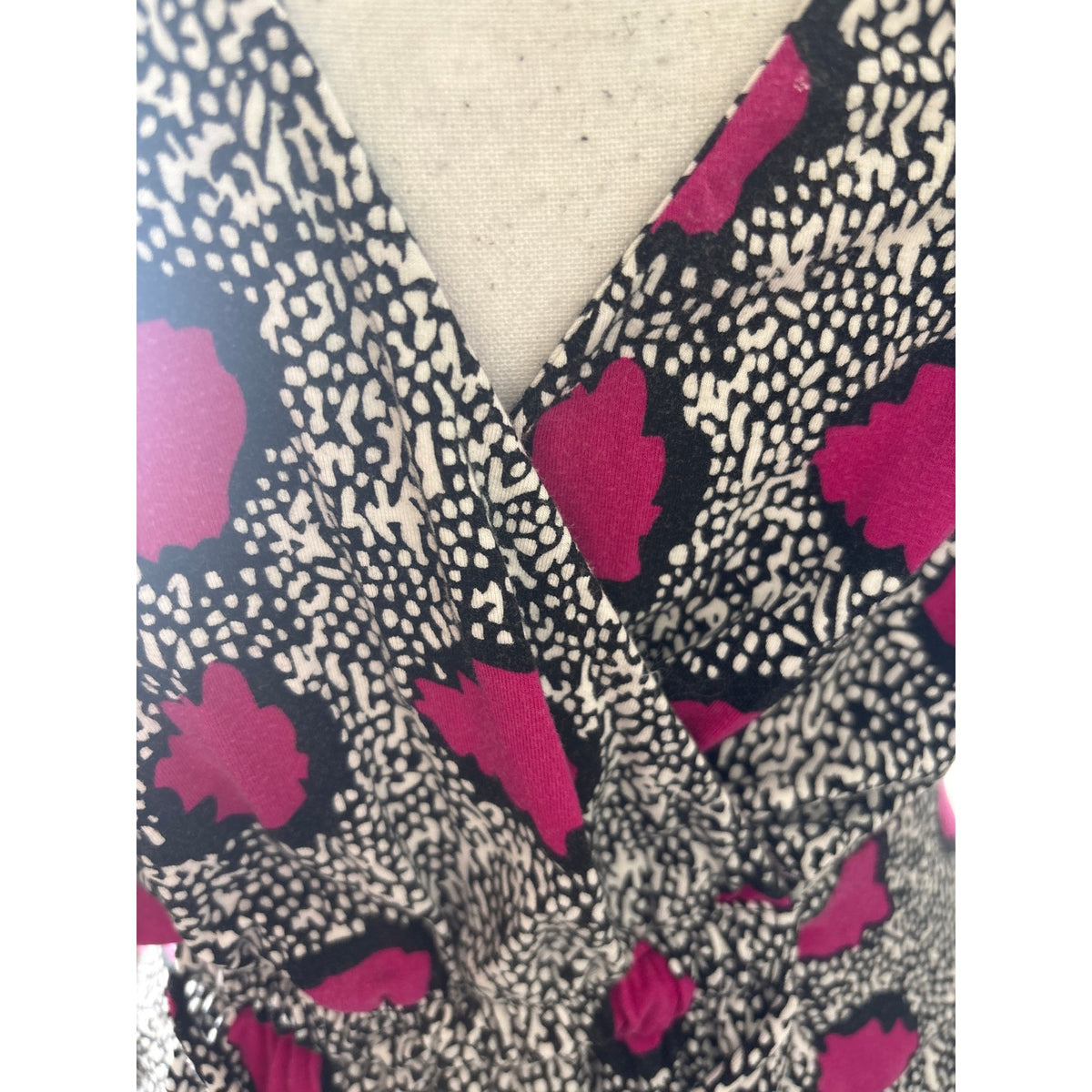 Diane Von Furstenberg Black Fushia Sleeveless Faux Wrap Above the Knee Dress Sz 6