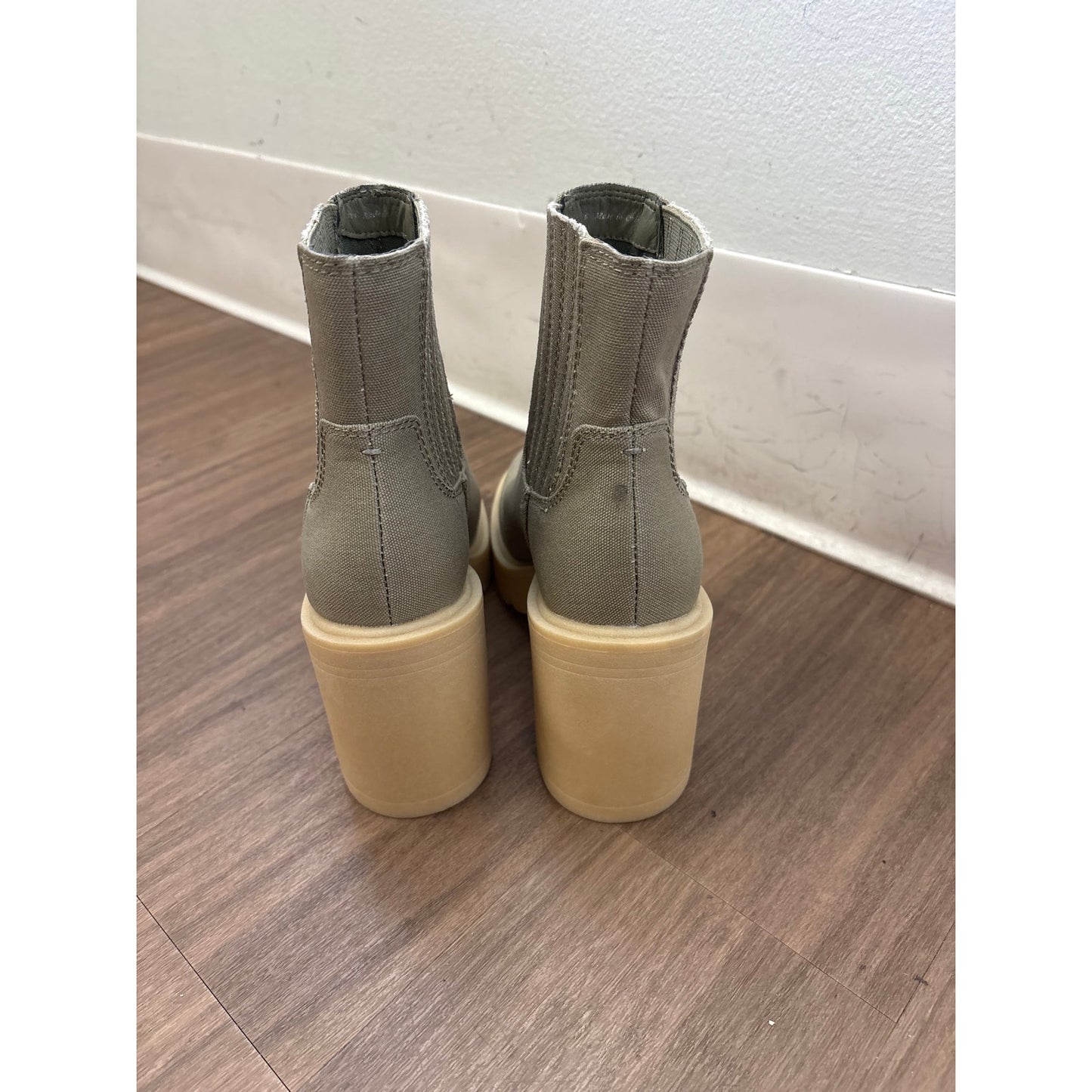 NWOB Dolce Vita Gray Platform Pull On Ankle Bootie Sz 6