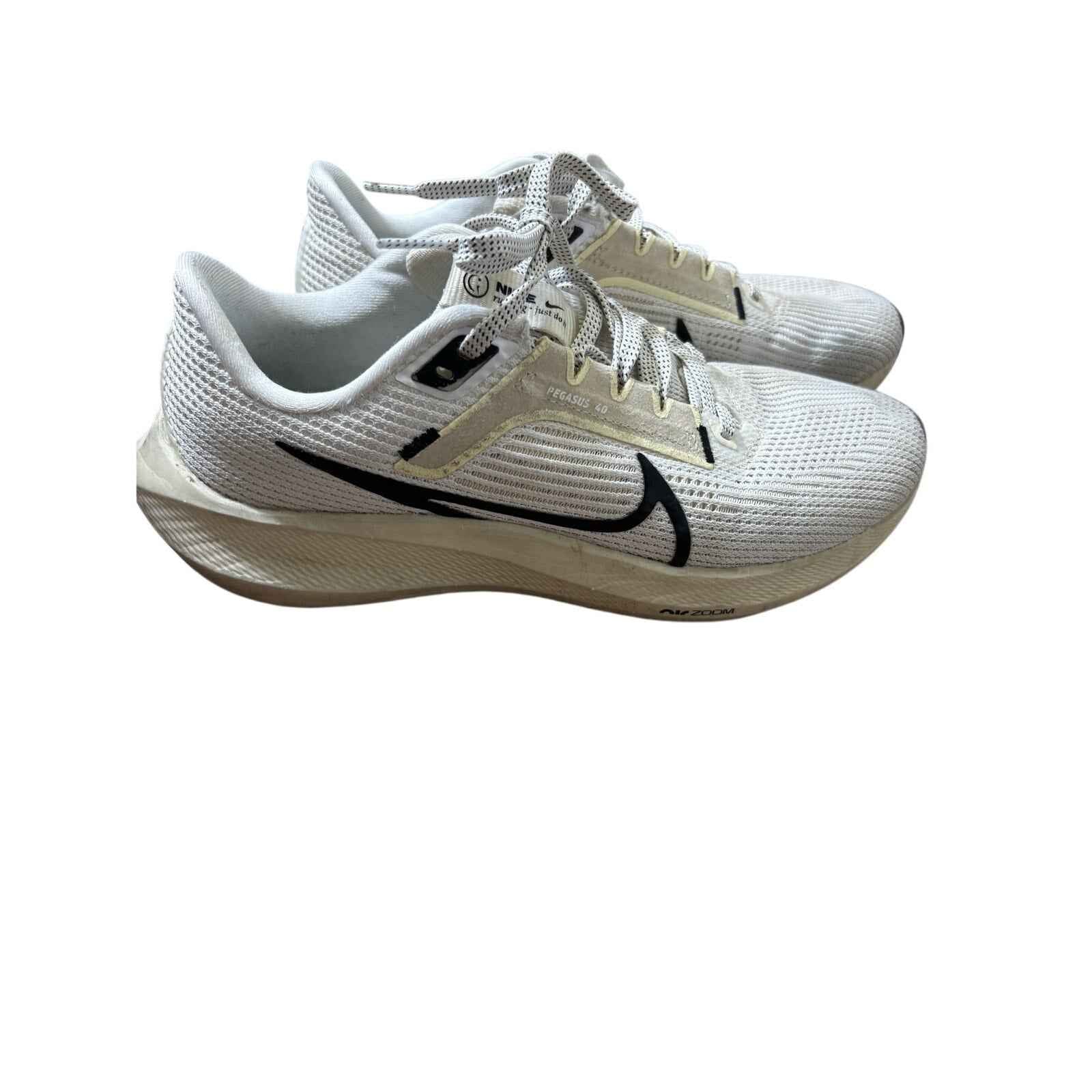 Woman's Nike White Pegasus 40 Air Zoom Sz 8