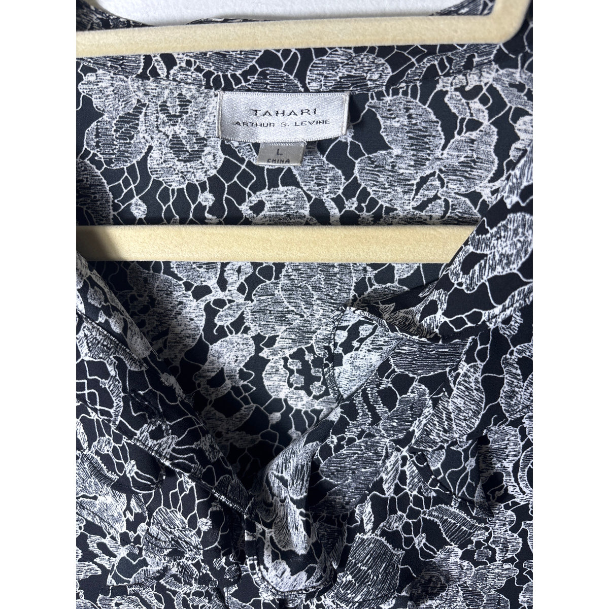 Tahari Black White Floral Sleeveless V-Neck Ruffle Top Sz L