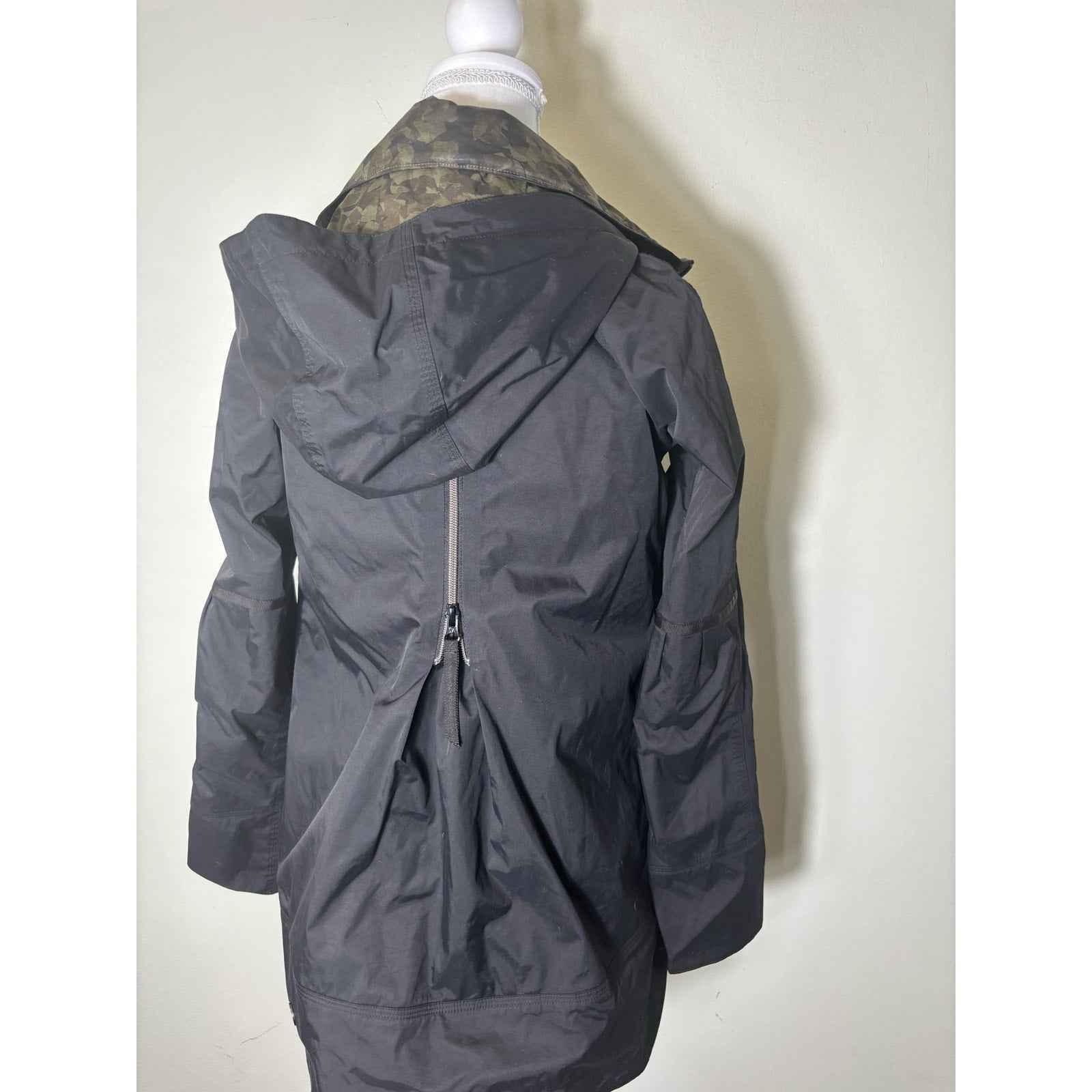 Lululemon Black Long Sleeve Rain Jacket with Hood Sz 2