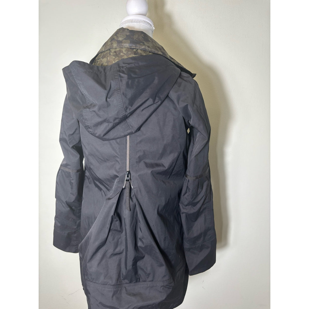 Lululemon Black Long Sleeve Rain Jacket with Hood Sz 2