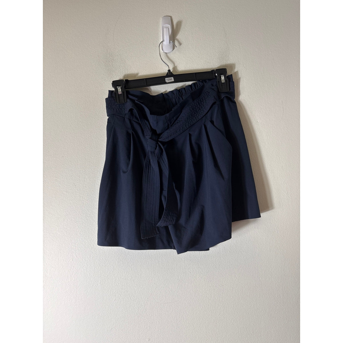 Athleta Navy Skyline Short II Sz 4