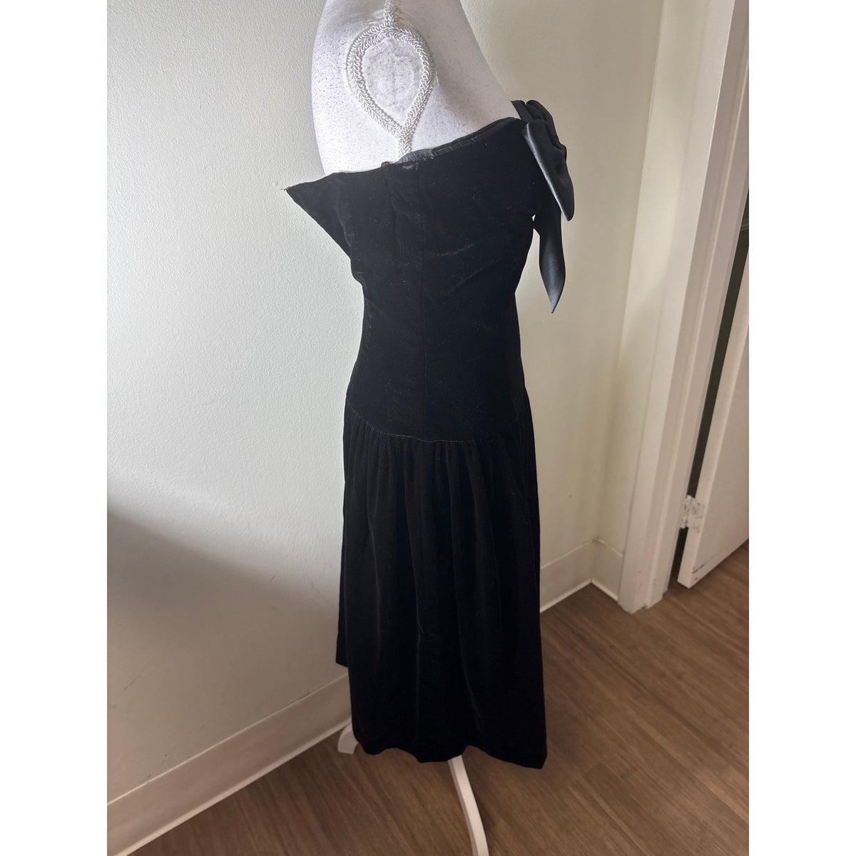 Maggy Boutique Black Velvet Front Bow Strapless Dress Sz 4