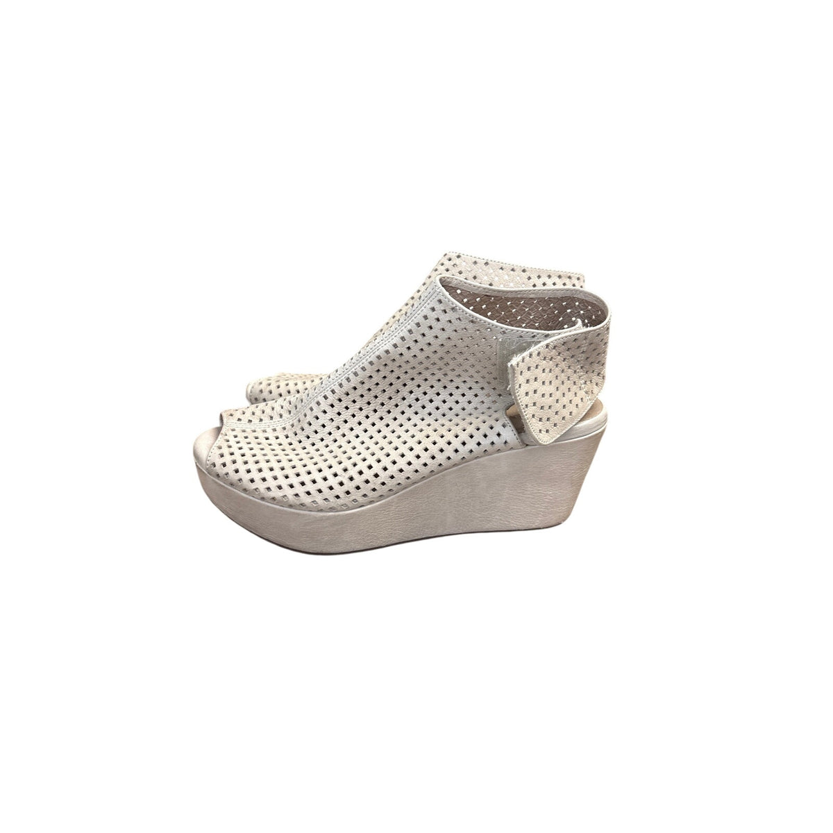 Chocolat Blue Cream Laser Cut Peep Toe Wedges Sz 8