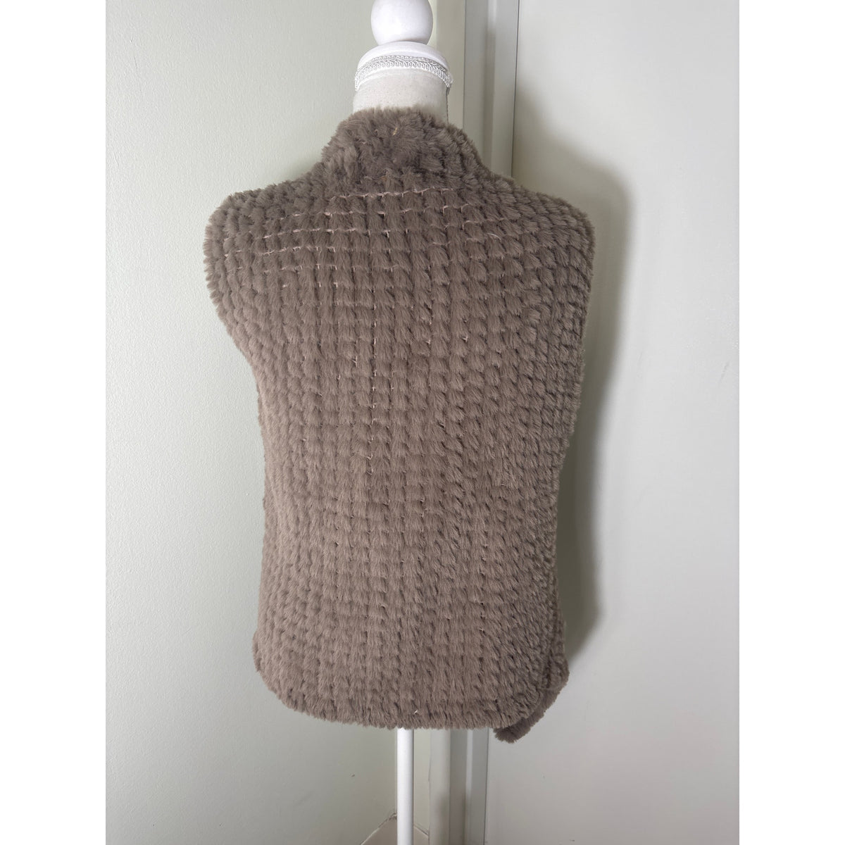 Dolce Cabo Grayish Tan Faux Fur Sleeveless Vest Sz M