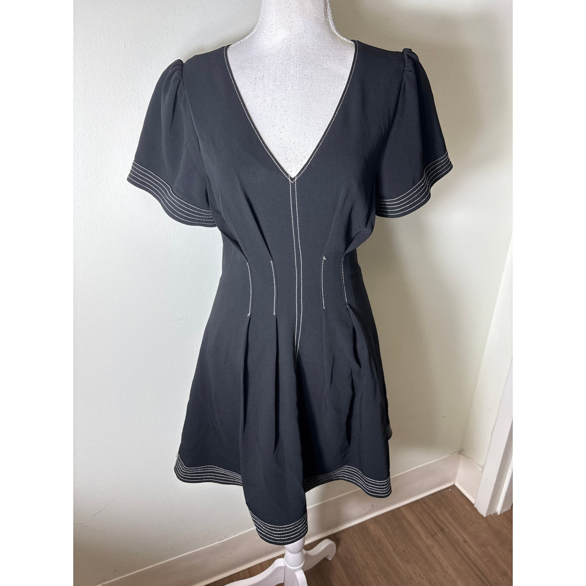 Cinq a Sept Black Short Sleeve V-Neck Knee Length Dress Sz 2