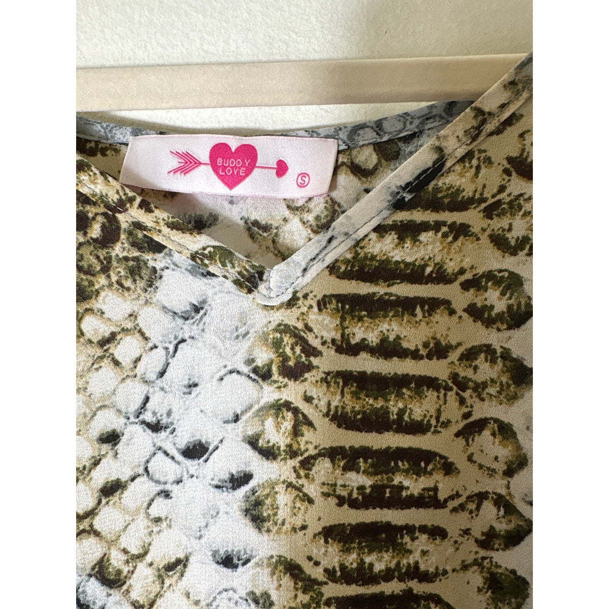 Buddy Love Gray Snakeskin Cap Sleeve V-Neck Sz S