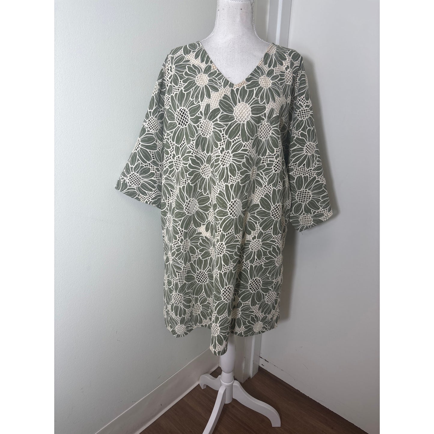 Solelia Sage Green Floral Embroidered Short Sleeve Knee Length Dress Sz M