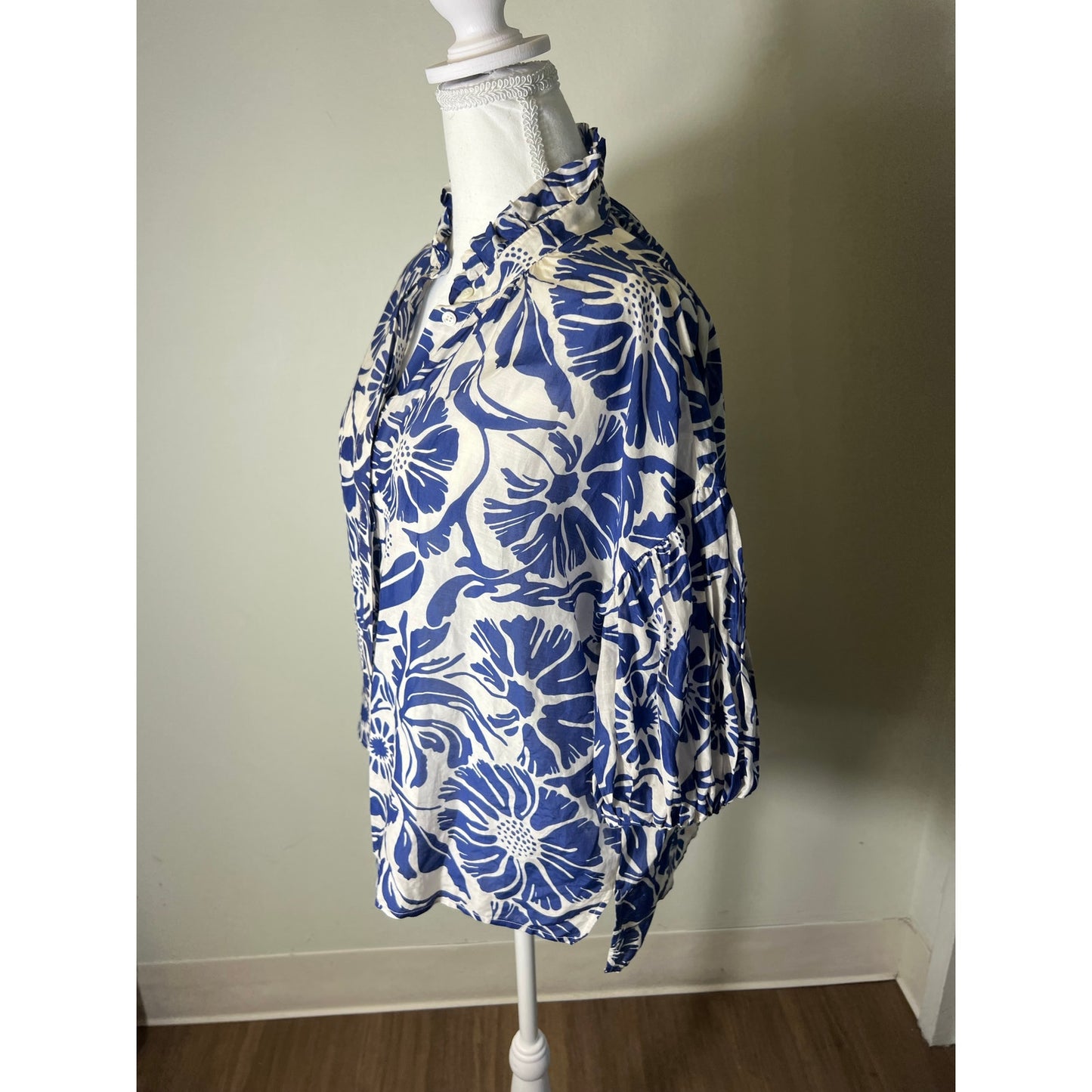 Psophia Blue and White Floral Short Puff Sleeve Button Up Top Sz S