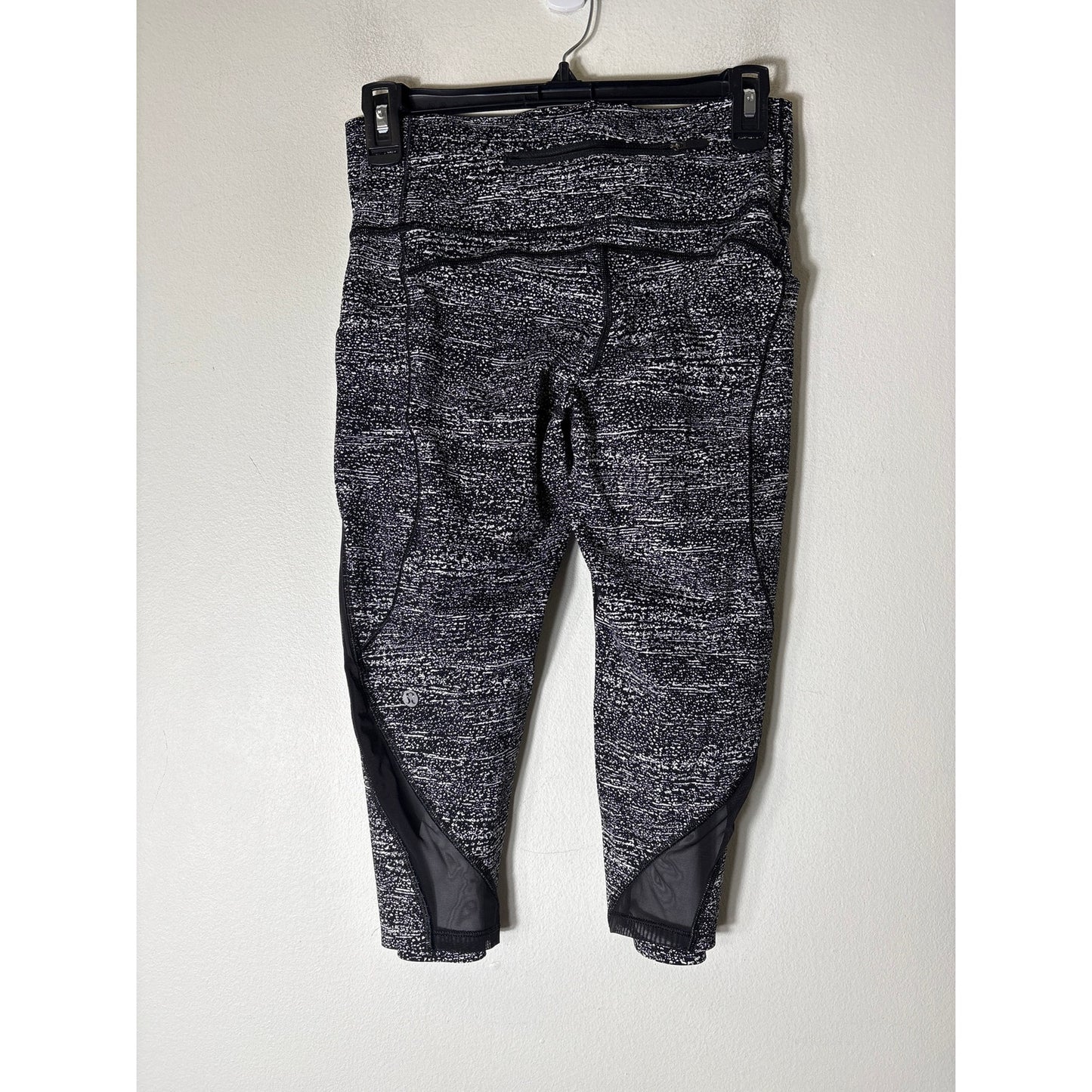 Lululemon Black and White Cropped Leggings Sz 8