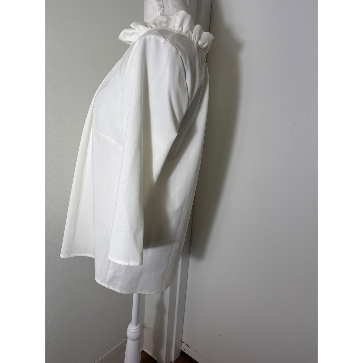 Abbey Glass White 3/4 Sleeve High Ruffle Collar Top Sz L