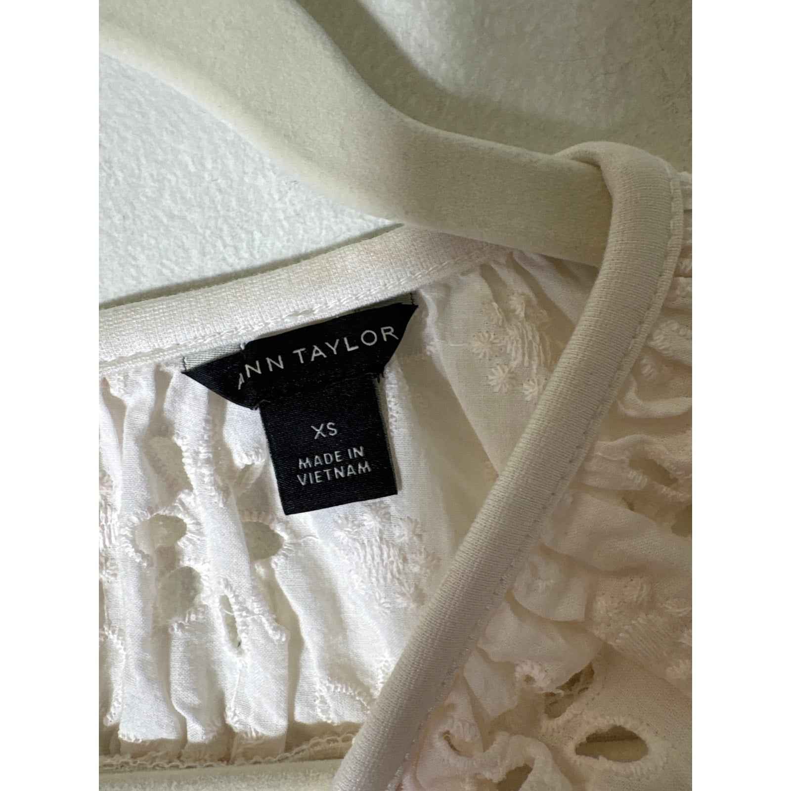 Ann Taylor Cream White Mixed Media Long Sleeve Eyelet Top Sz XS