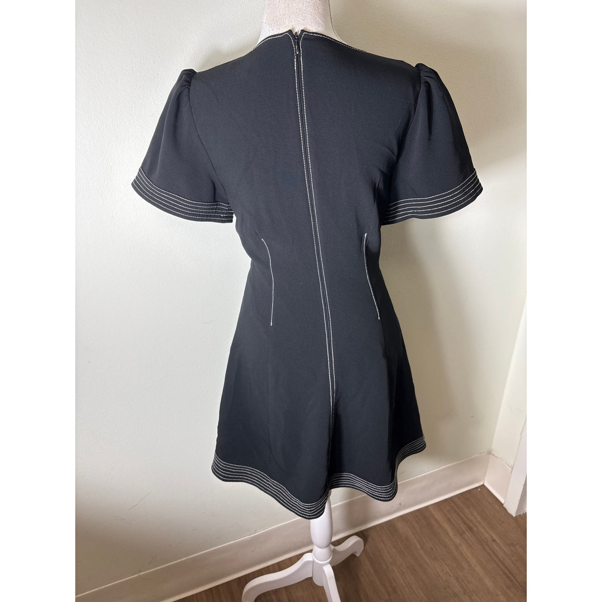 Cinq a Sept Black Short Sleeve V-Neck Knee Length Dress Sz 2