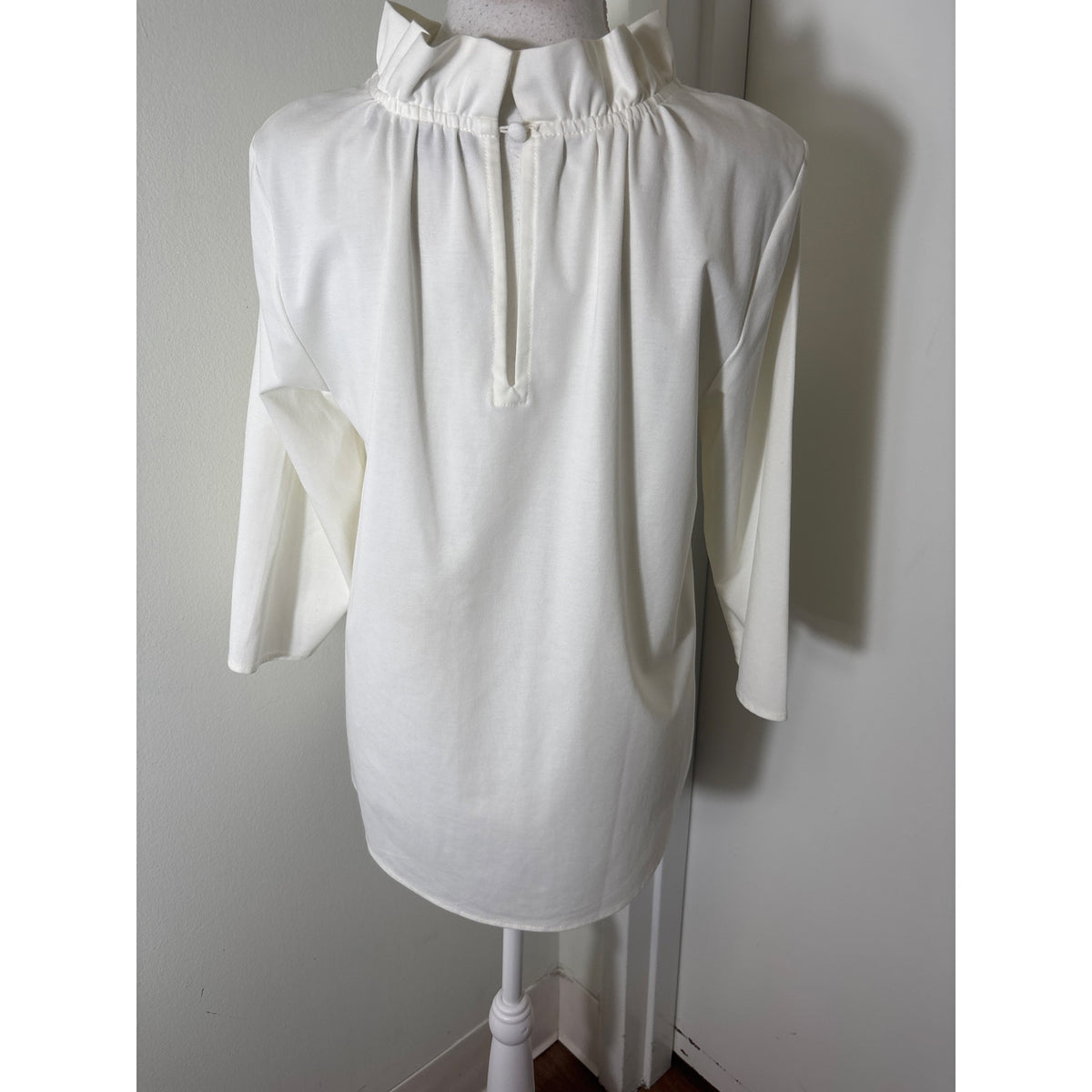 Abbey Glass White 3/4 Sleeve High Ruffle Collar Top Sz L
