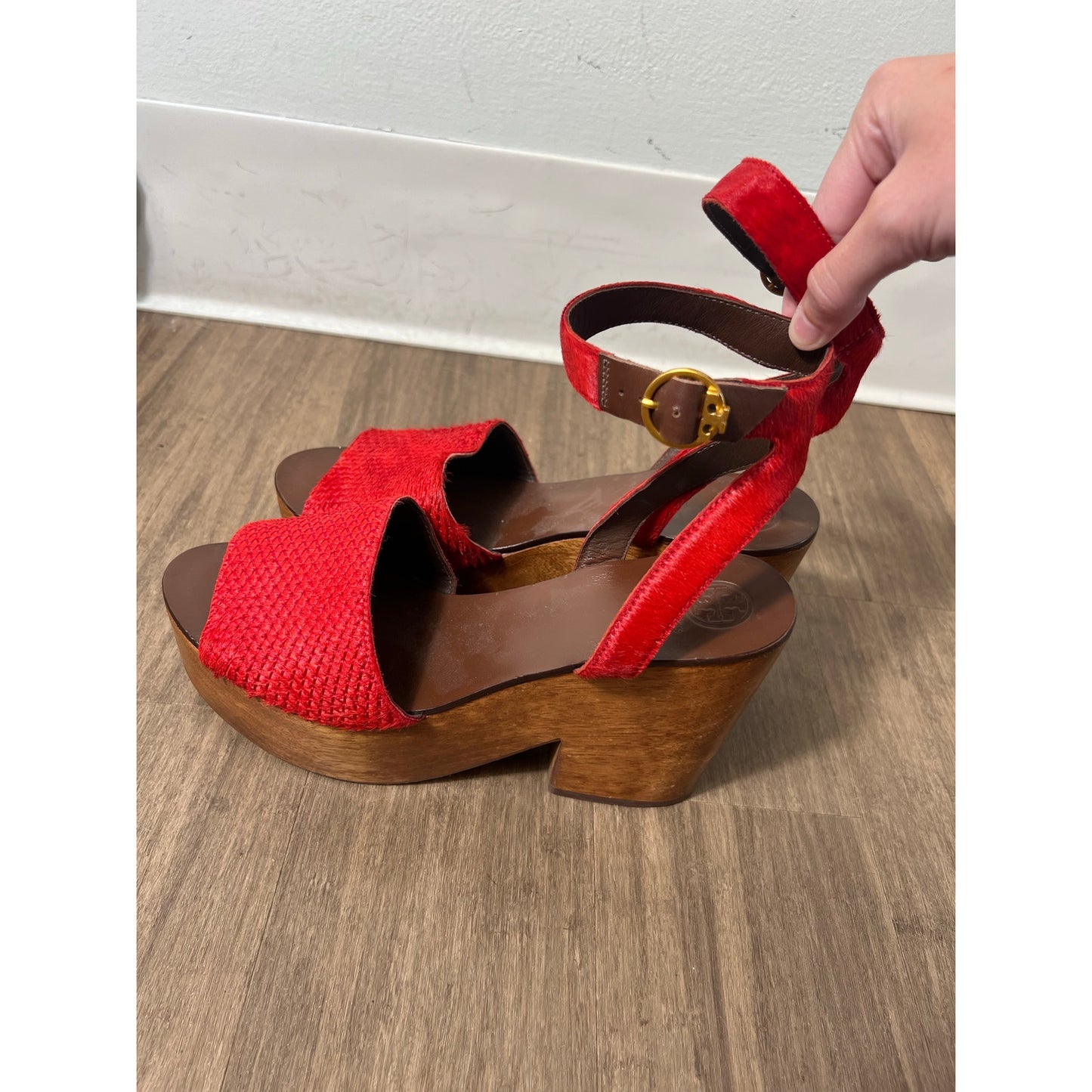 Tory Burch Red Dyed Calf Fur Sandal With Wooden Stacked Wedge Sz 10