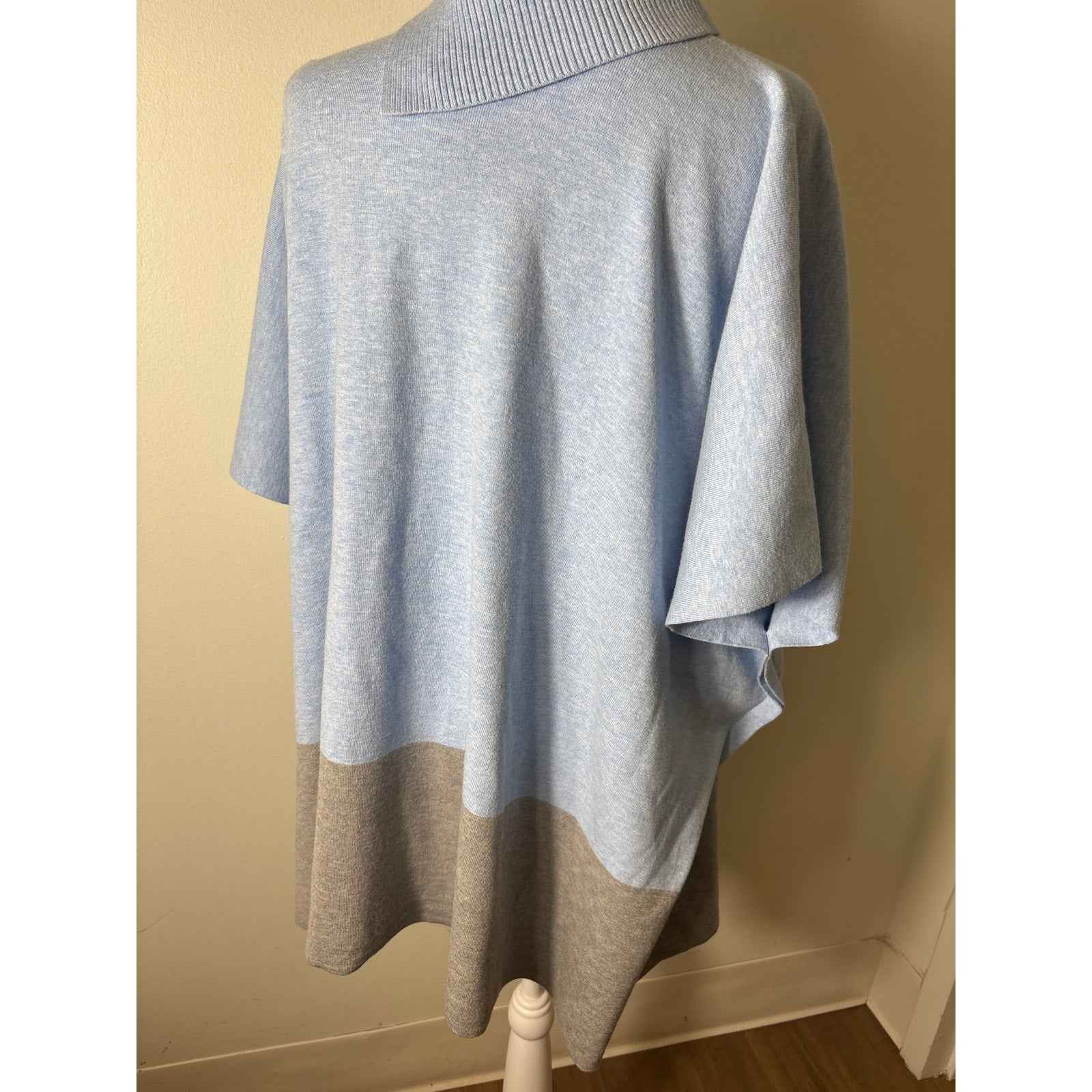 J'Envie New York Light Blue and Gray Color Block Knit Poncho Style Top Sz 1