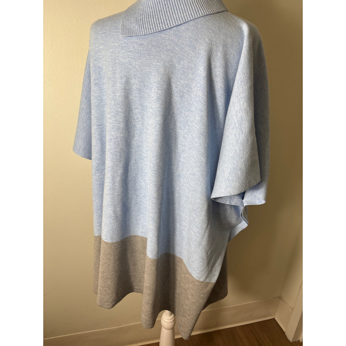 J'Envie New York Light Blue and Gray Color Block Knit Poncho Style Top Sz 1