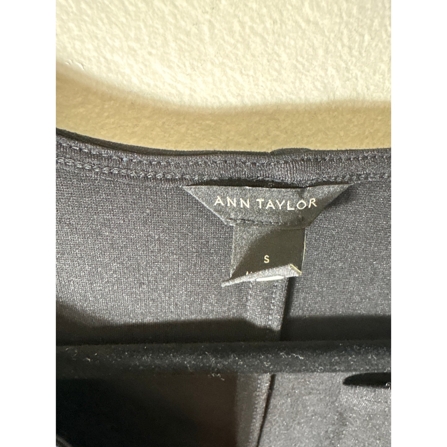 Ann Taylor Black Short Sleeve V-Neck Peplum Top Sz 8