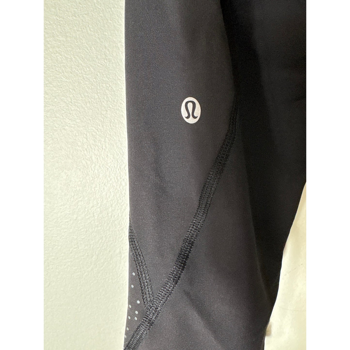 Lululemon Black With Hemline Dot Detail Leggings Sz 6