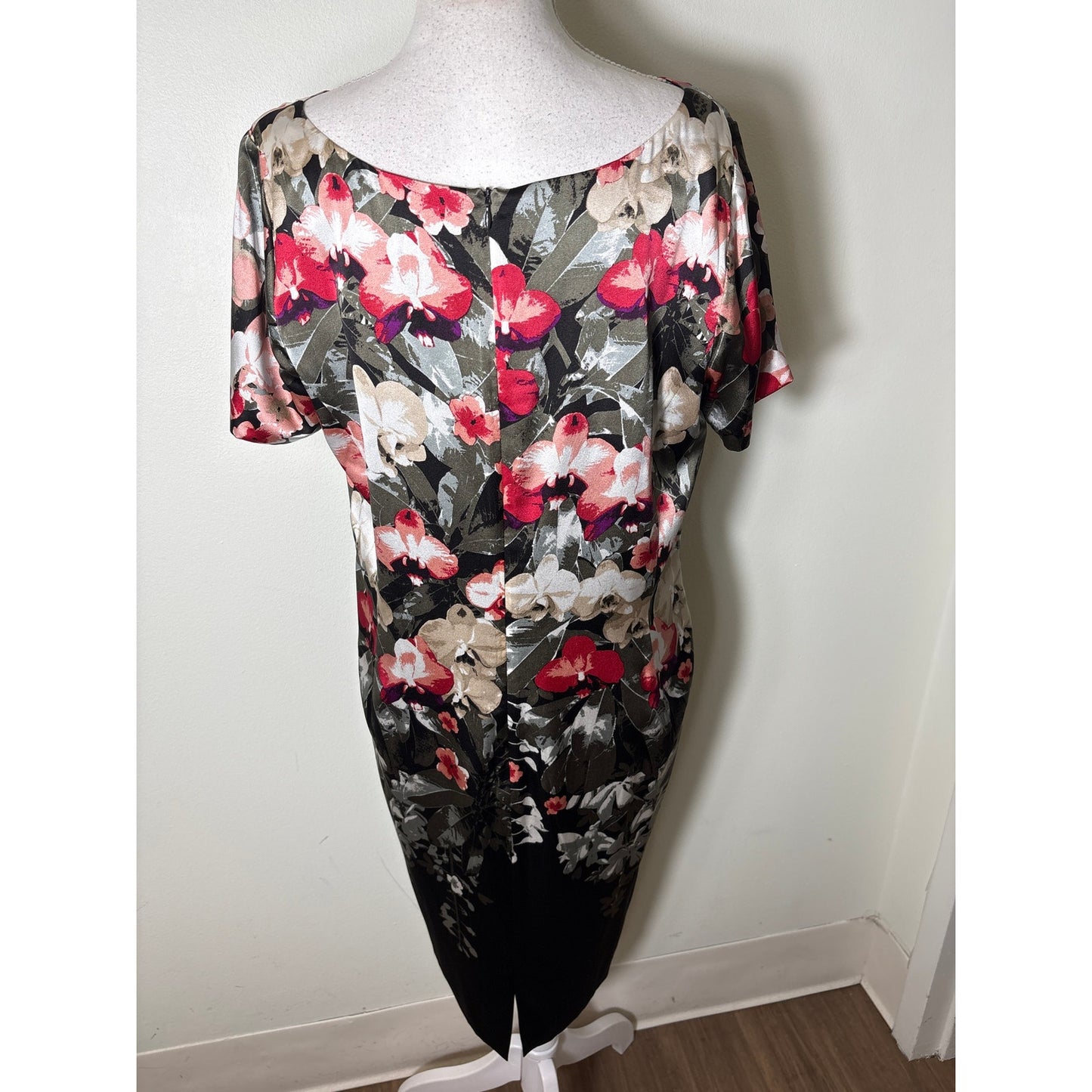 St. John Black Floral Short Sleeve Silk Midi Dress Sz 14