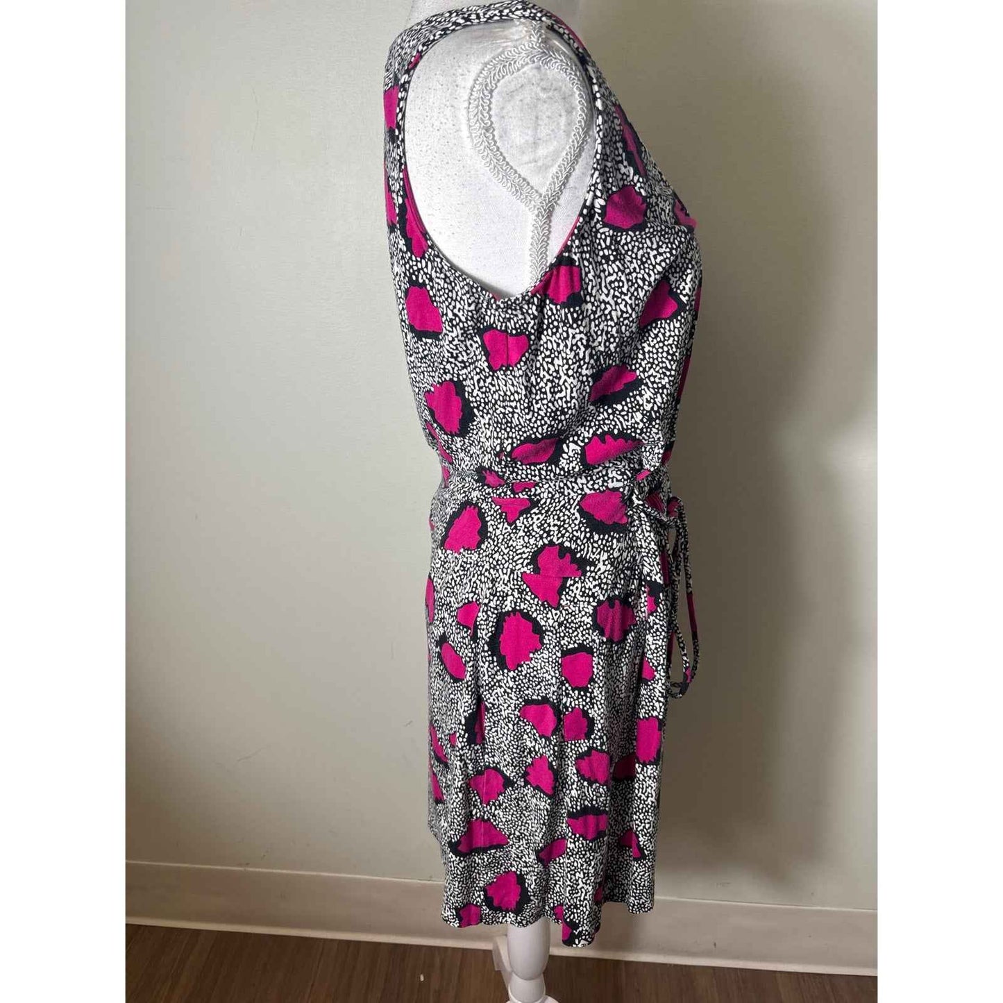 Diane Von Furstenberg Black Fushia Sleeveless Faux Wrap Above the Knee Dress Sz 6