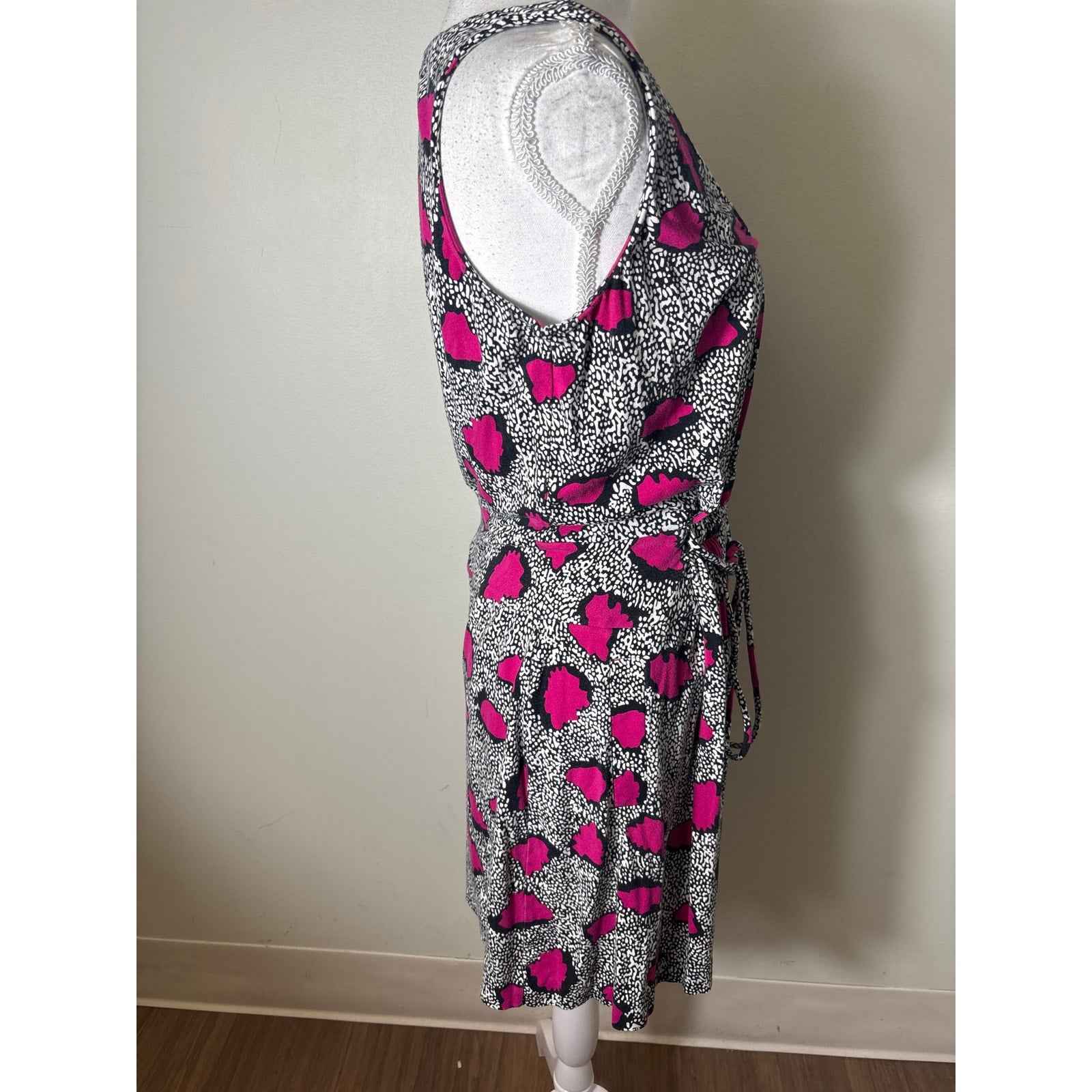 Diane Von Furstenberg Black Fushia Sleeveless Faux Wrap Above the Knee Dress Sz 6