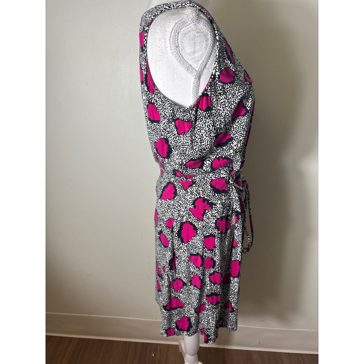 Diane Von Furstenberg Black Fushia Sleeveless Faux Wrap Above the Knee Dress Sz 6