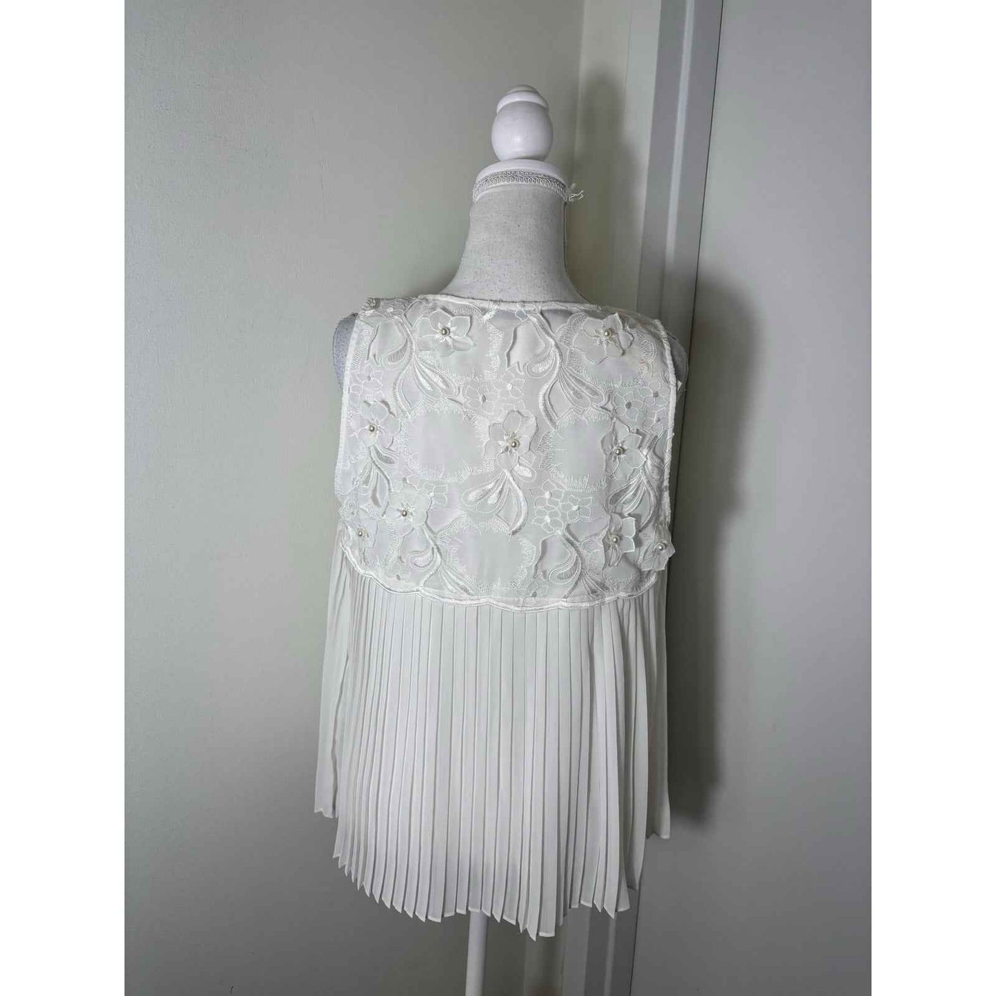 NWT Alice + Olivia White Sleeveless Pleated Beaded Top Sz M