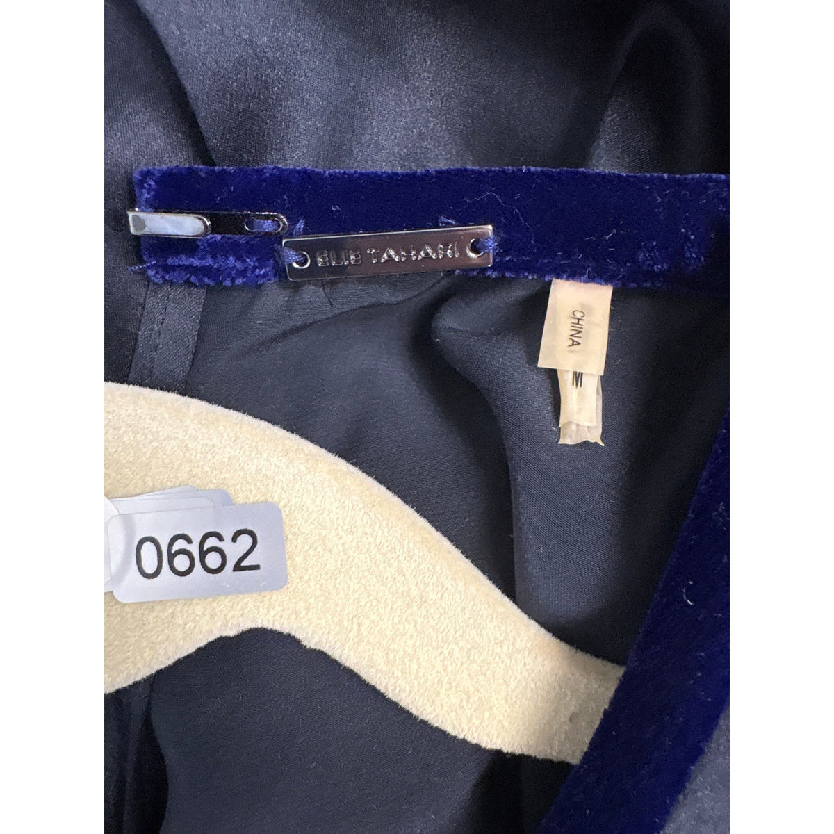 Tahari Navy and Black Feather Neckline Sleeveless Top Sz M