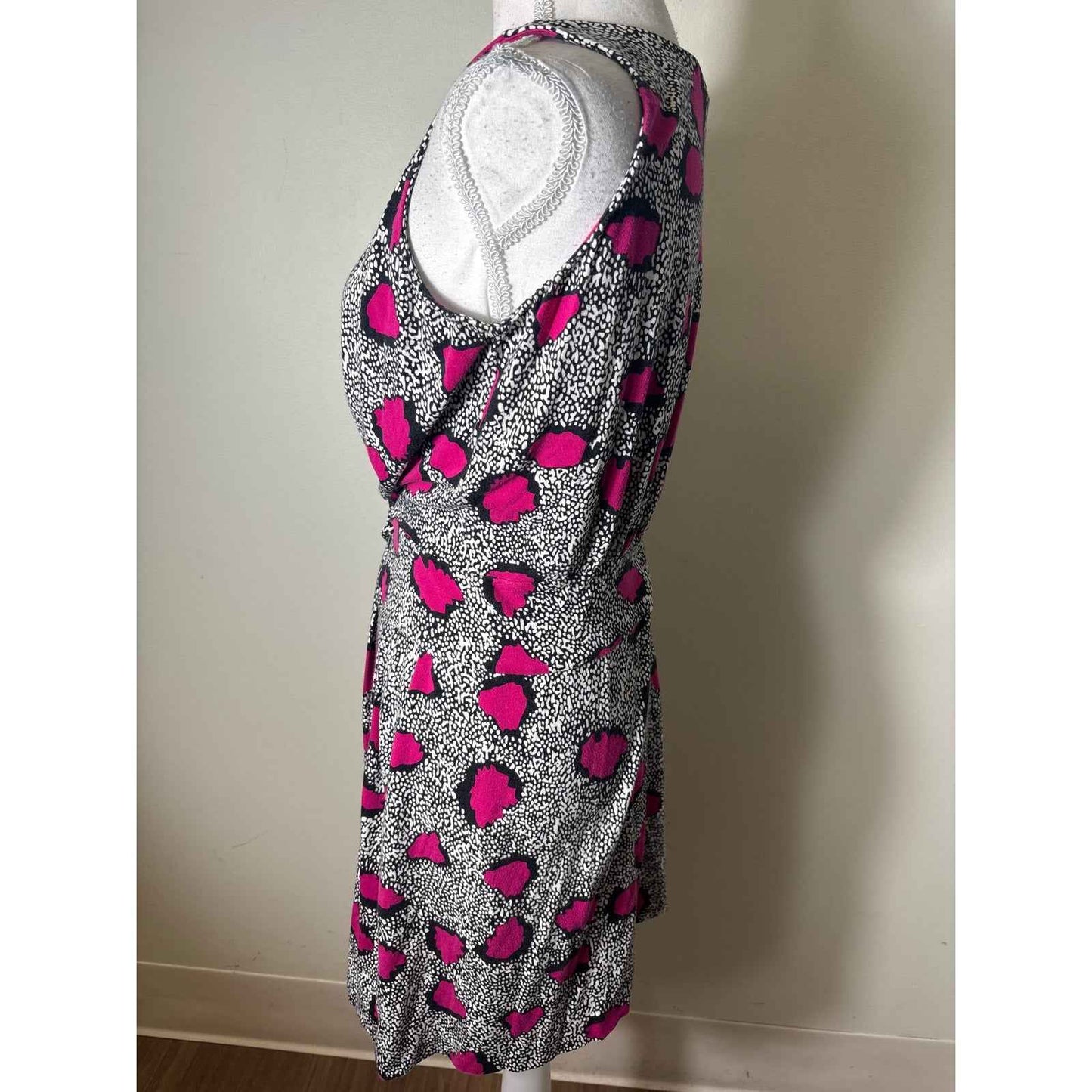 Diane Von Furstenberg Black Fushia Sleeveless Faux Wrap Above the Knee Dress Sz 6