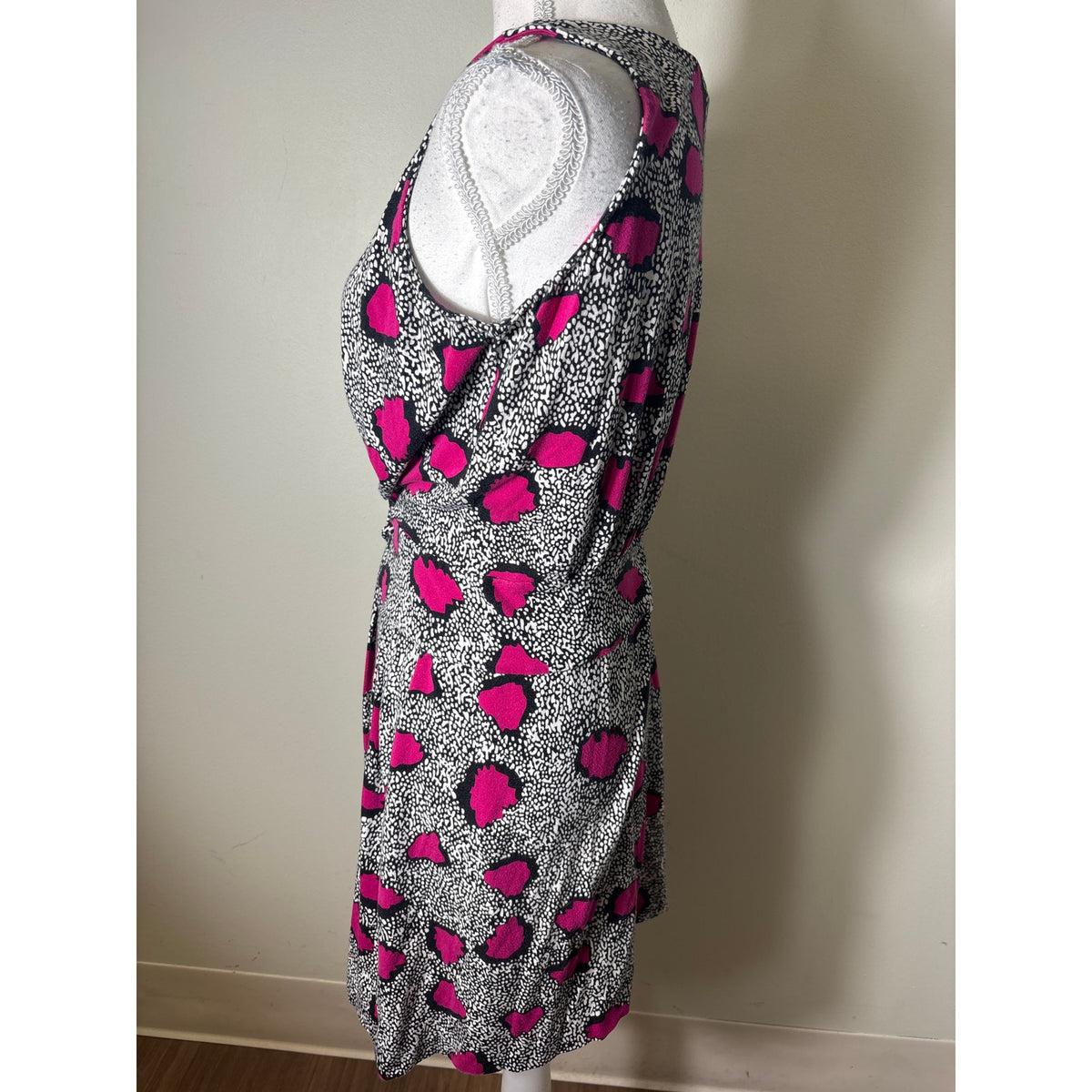 Diane Von Furstenberg Black Fushia Sleeveless Faux Wrap Above the Knee Dress Sz 6