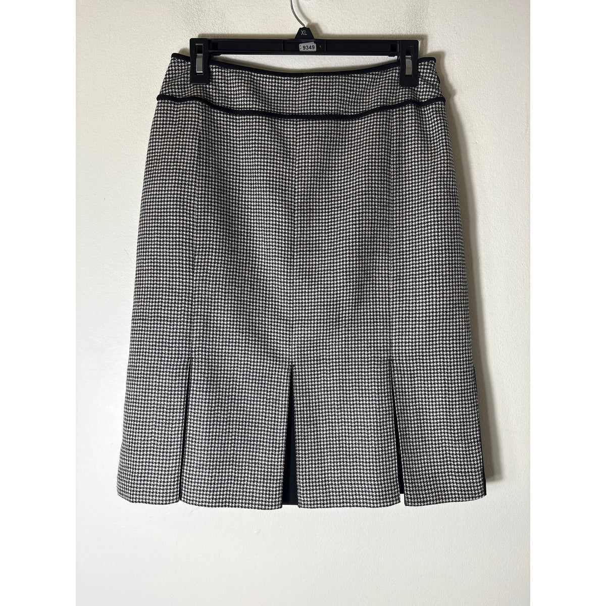 Carlisle Black&White houndstooth knee length Skirt Sz 4