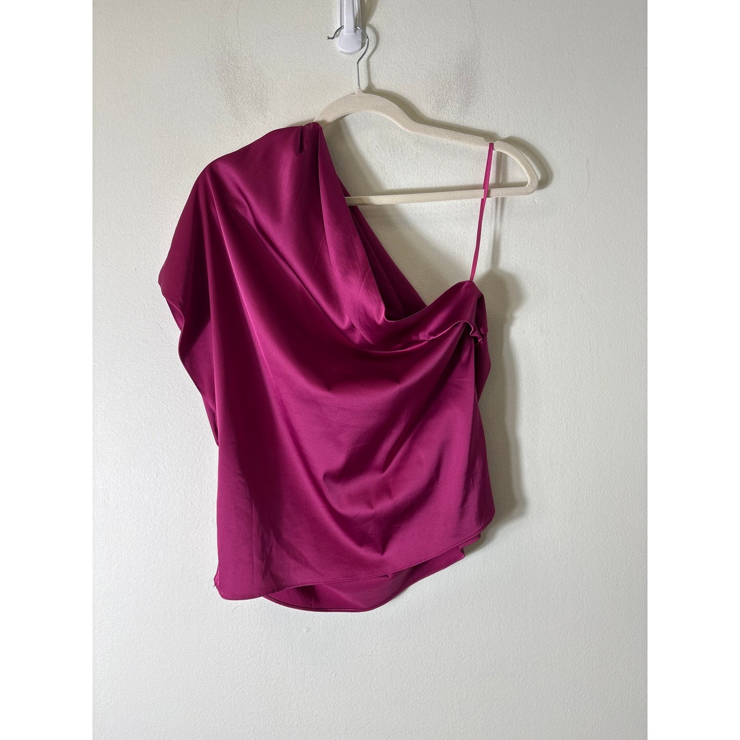 DO + BE Magenta Satinesqe One Shoulder Asymmetrical Top Sz S