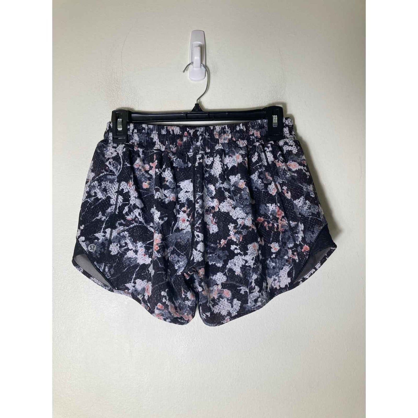Lululemon Black White Pink Low Rise Athletic Shorts 4" inseam size 6
