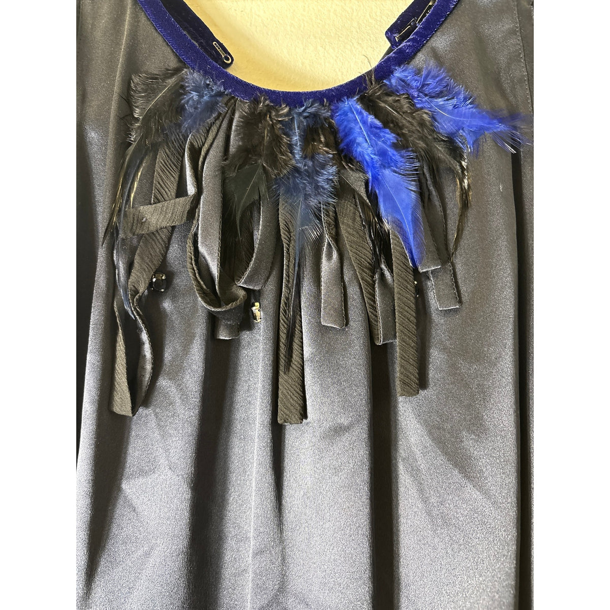 Tahari Navy and Black Feather Neckline Sleeveless Top Sz M