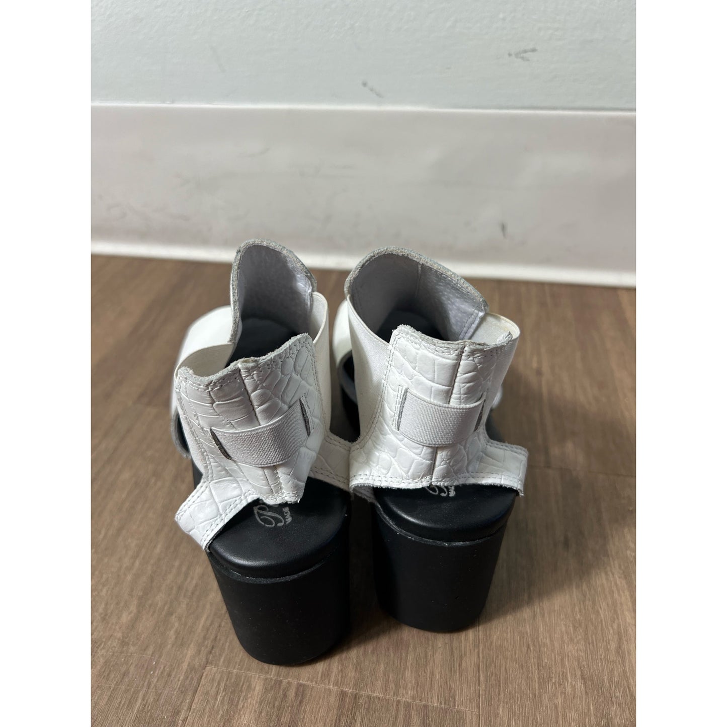 Piampiani Vera Pelle Italian Lug Sole White Stacked Peeptoe Sandals Sz 37 (6.5)