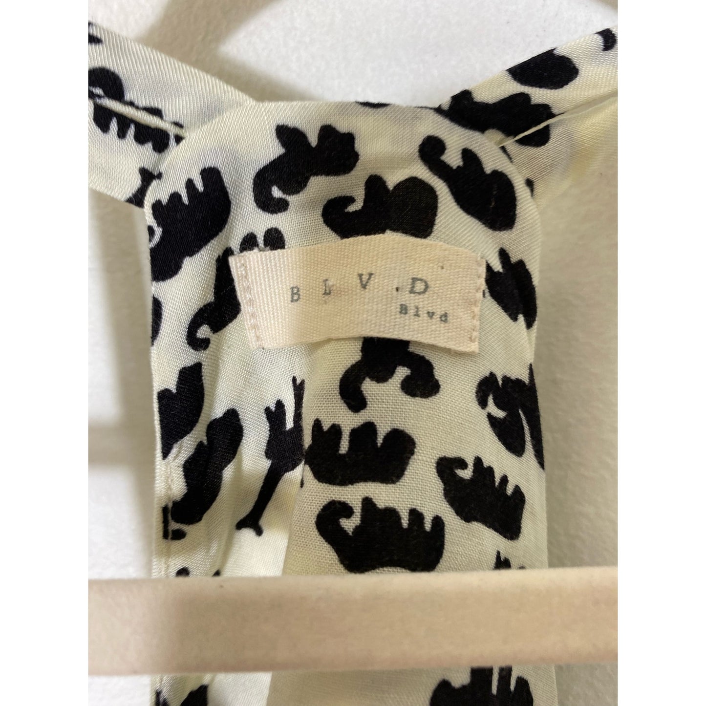 BLVD Off-white/Black Elephant Print Halter Top Sz L