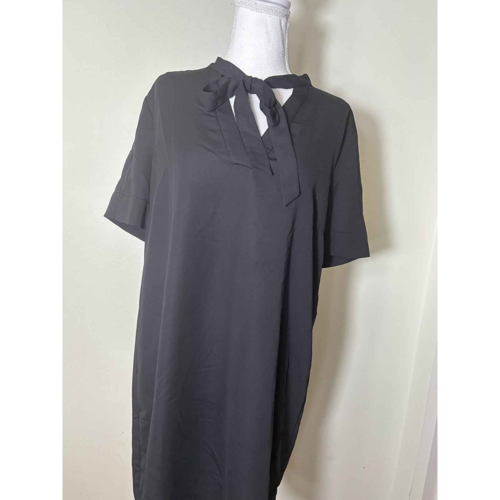 NWT BCBG Maxazria Black Short Sleeve Knee Length Shift Dress Sz M